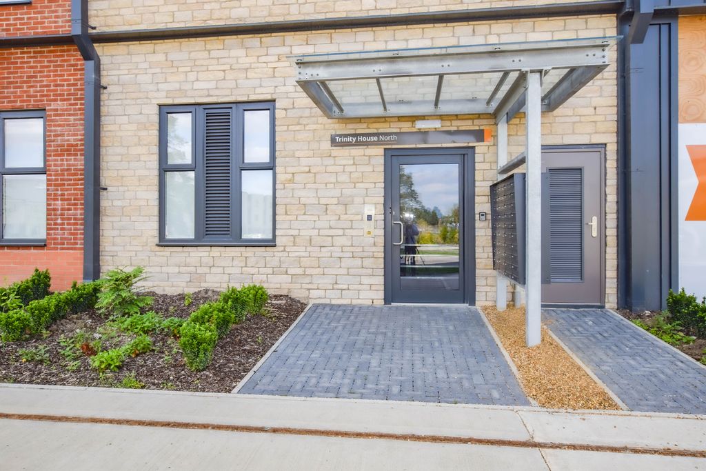 Property photo 3 of 19 Communal Entrance