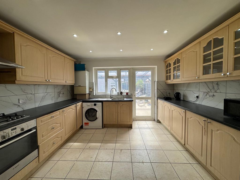 Property photo 1 of 10 Modern 4 Bedroom Semi Detached House Â€“ Tw3