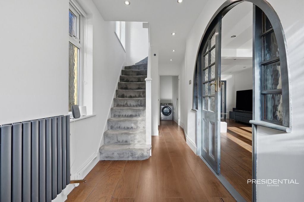 Property photo 2 of 26