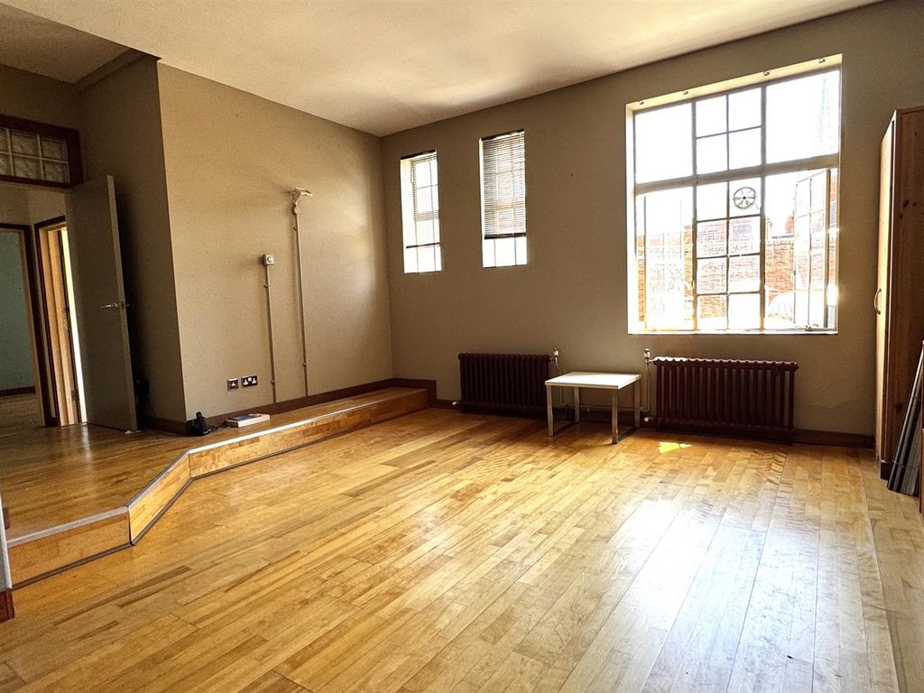 Property photo 3 of 14 Lounge: