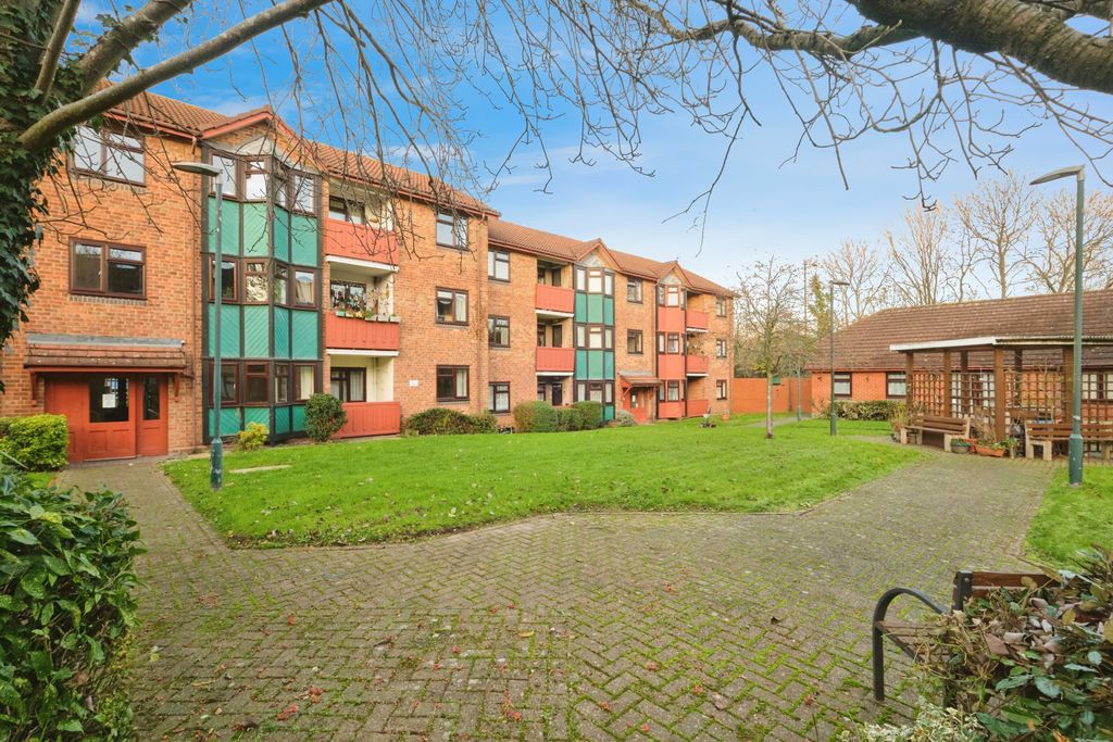 Property photo 2 of 28 Baae908E-3 20Crofton 20Gdns-18667