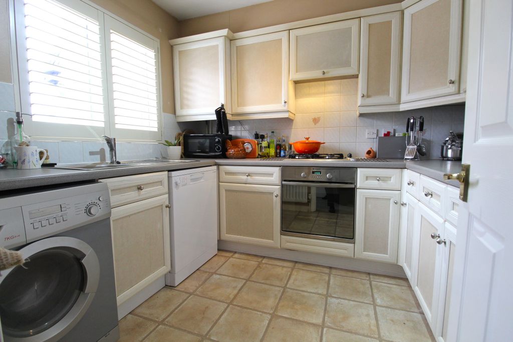 Property photo 2 of 11 Kitchen