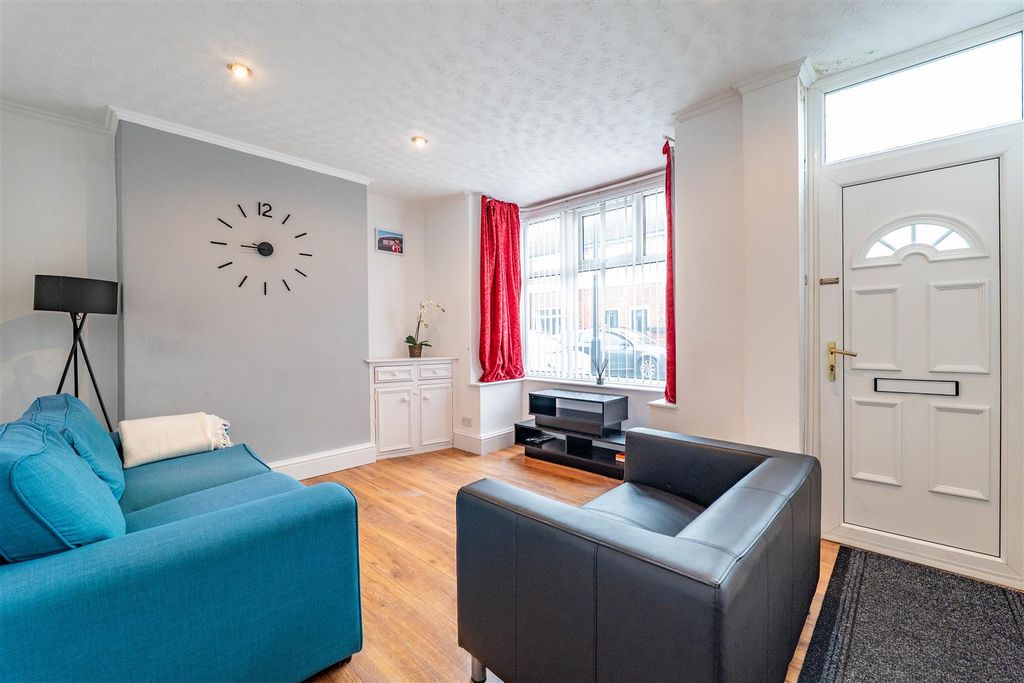 Property photo 2 of 16 Lounge