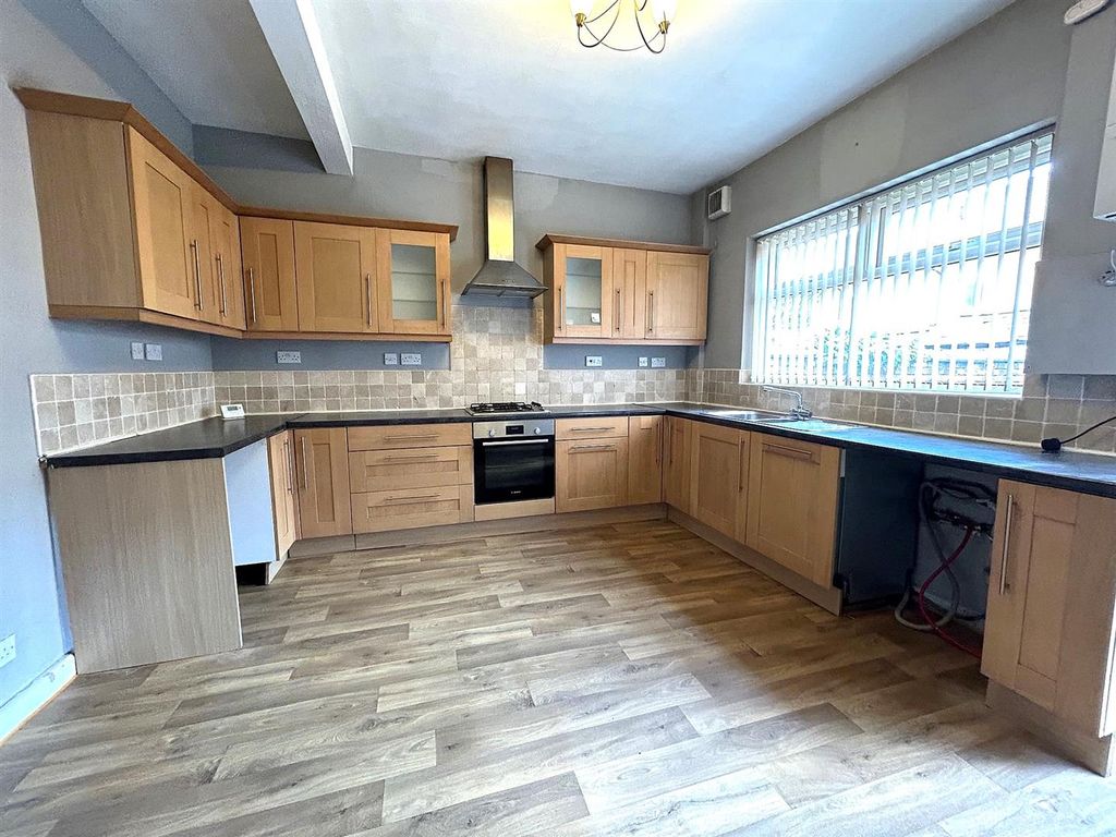 Property photo 3 of 8 Kitchen.Jpg