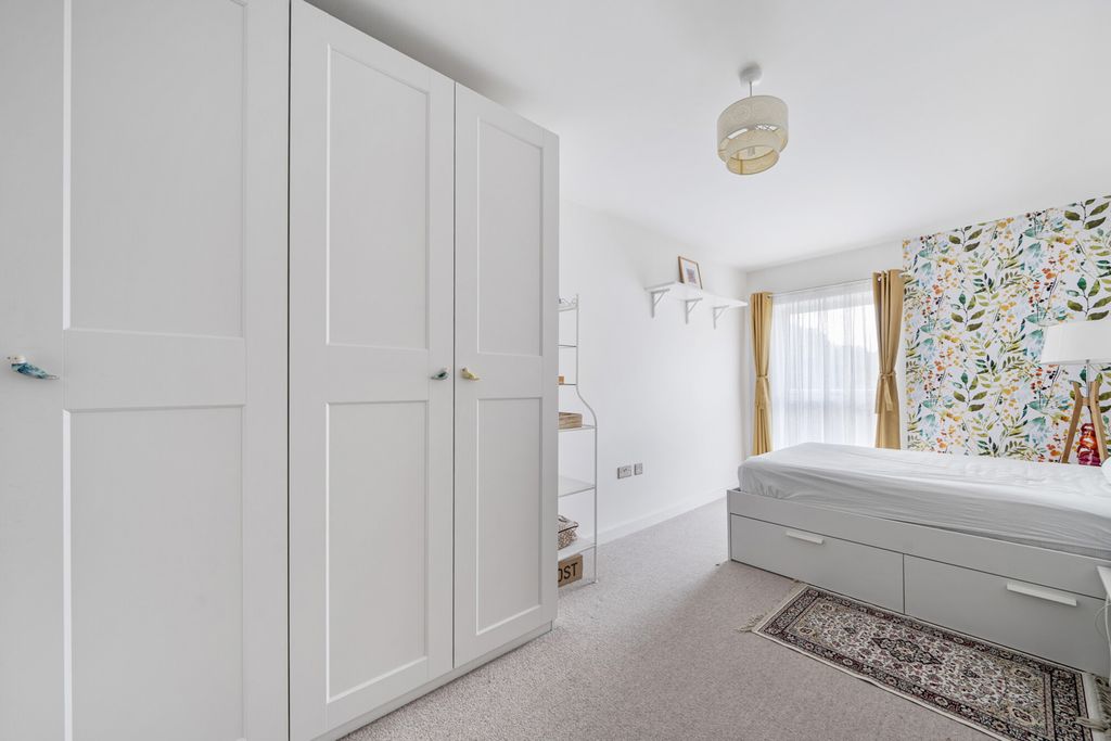 Property photo 2 of 15 Bedroom