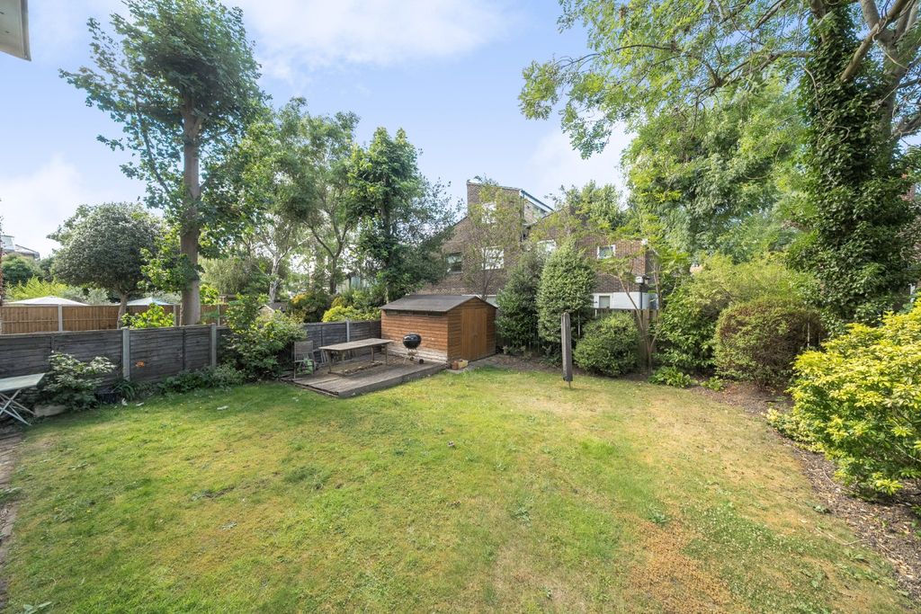 Property photo 3 of 18 Communal Garden