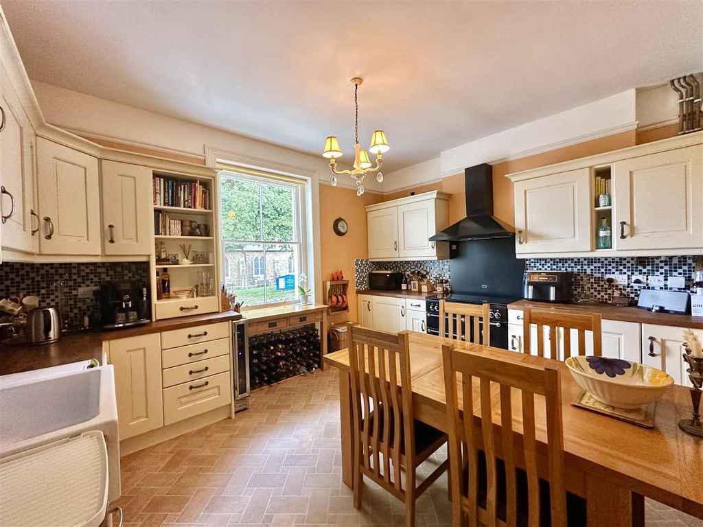Property photo 2 of 35