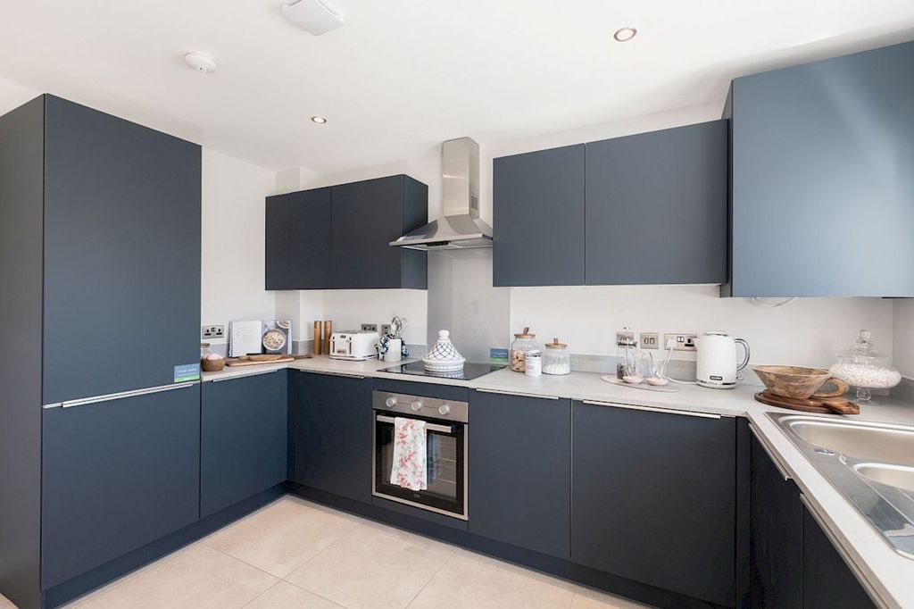 Property photo 3 of 10 Kitchen