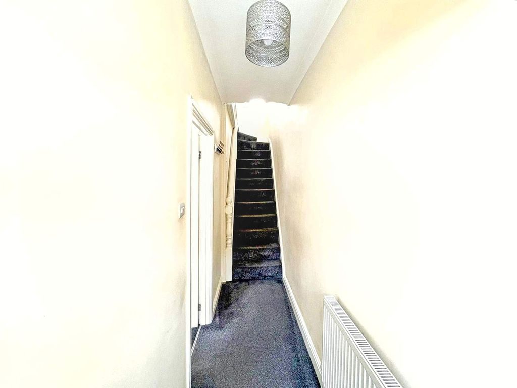 Property photo 2 of 10 Hallway