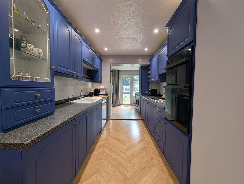 Property photo 3 of 12 Kitchen