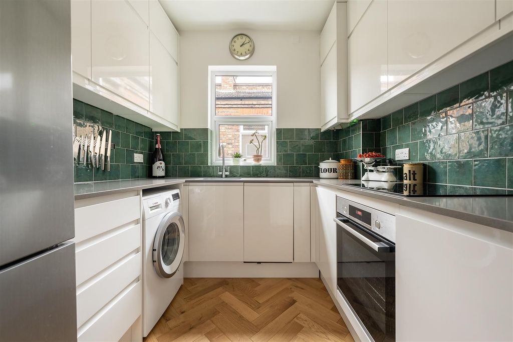 Property photo 3 of 23 Harris Street, E17