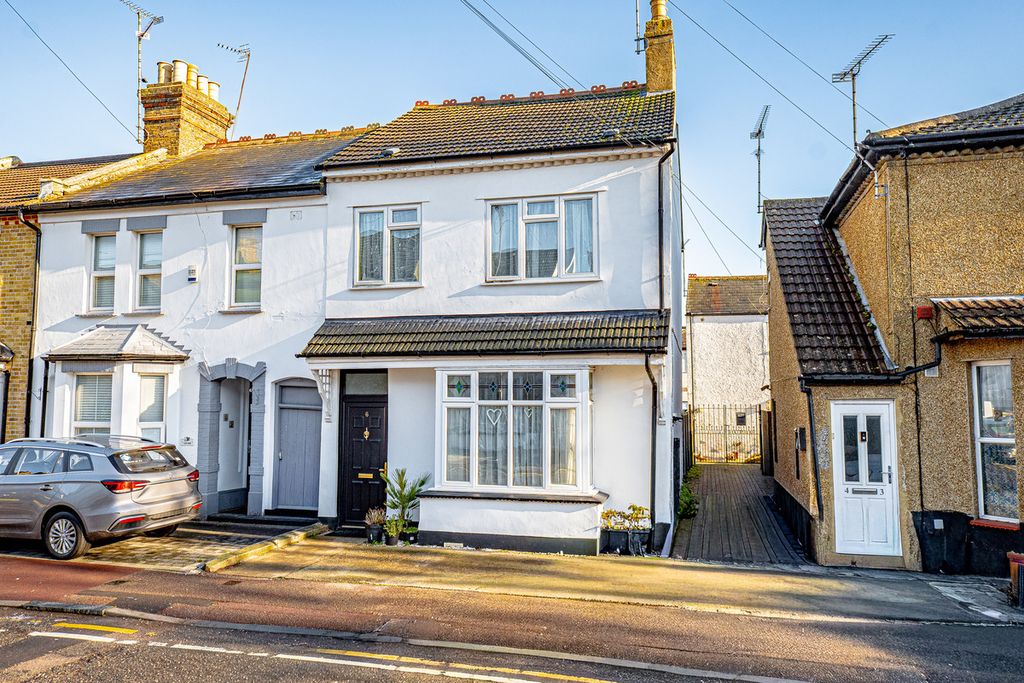 Property photo 1 of 32