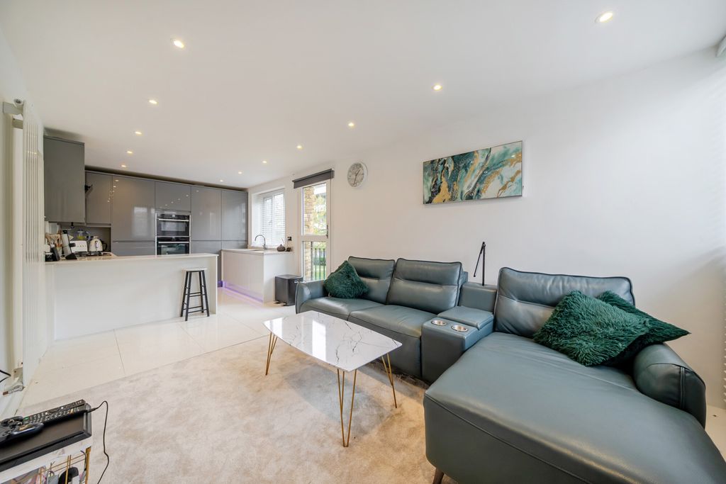 Property photo 2 of 14 Lounge