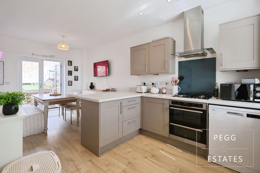 Property photo 3 of 33