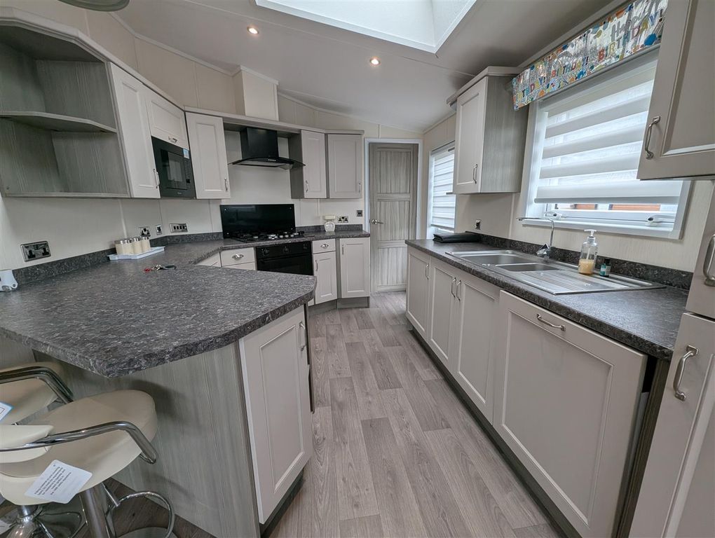 Property photo 3 of 13 Lounge/Kitchen Area
