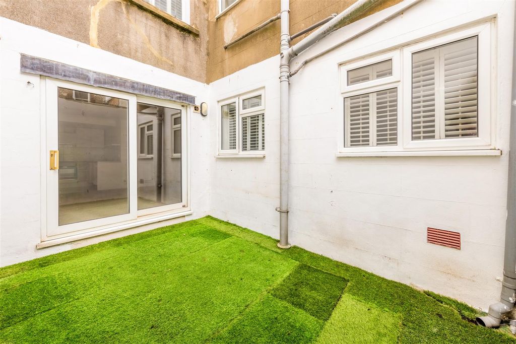 Property photo 3 of 19 Bf, 7 Clarence Square-16.Jpg