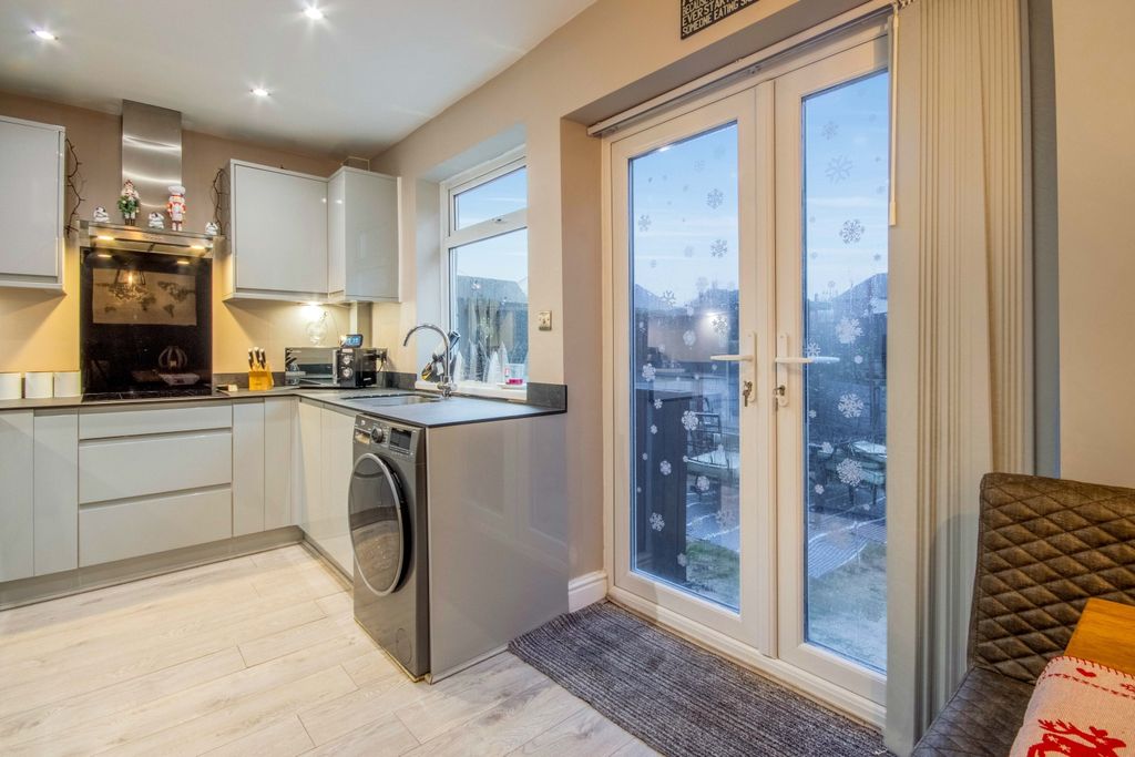 Property photo 3 of 16 Felstead-3