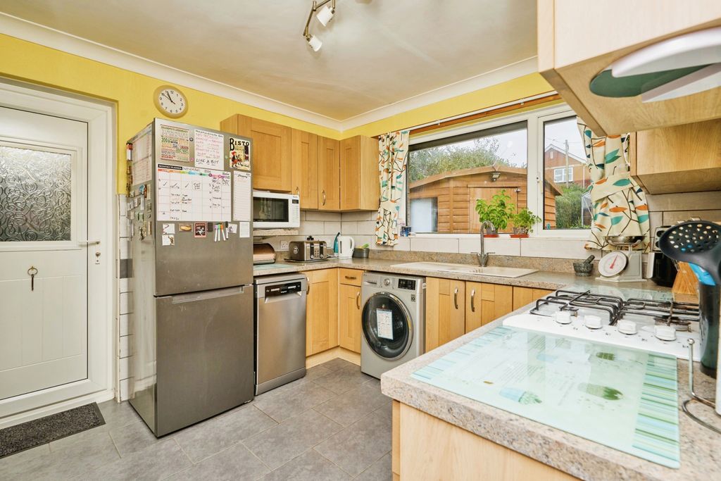 Property photo 2 of 17 Kitchen
