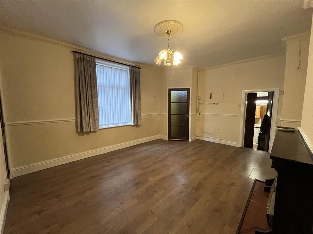 Property photo 2 of 8 Lounge