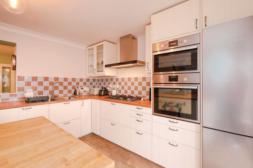 Property photo 3 of 15 Kitchen