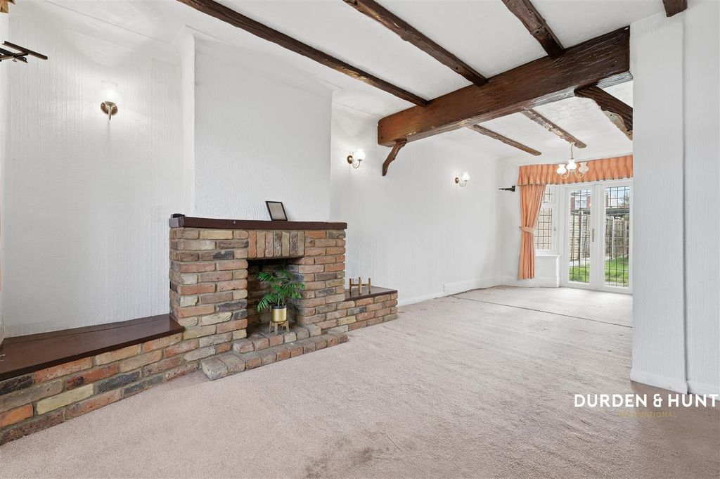 Property photo 2 of 22 Stradbroke Grove