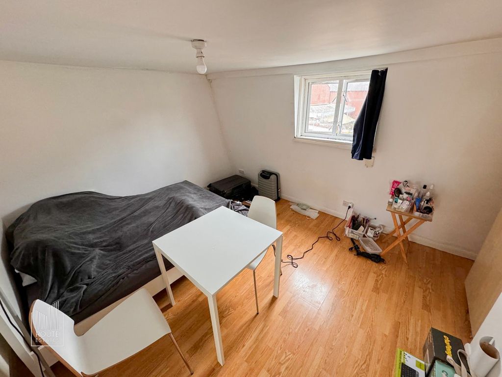 Property photo 2 of 6 Photo 5