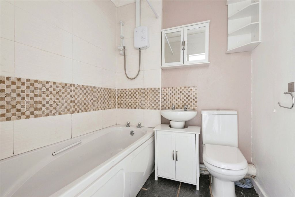 Property photo 3 of 17 Bathroom