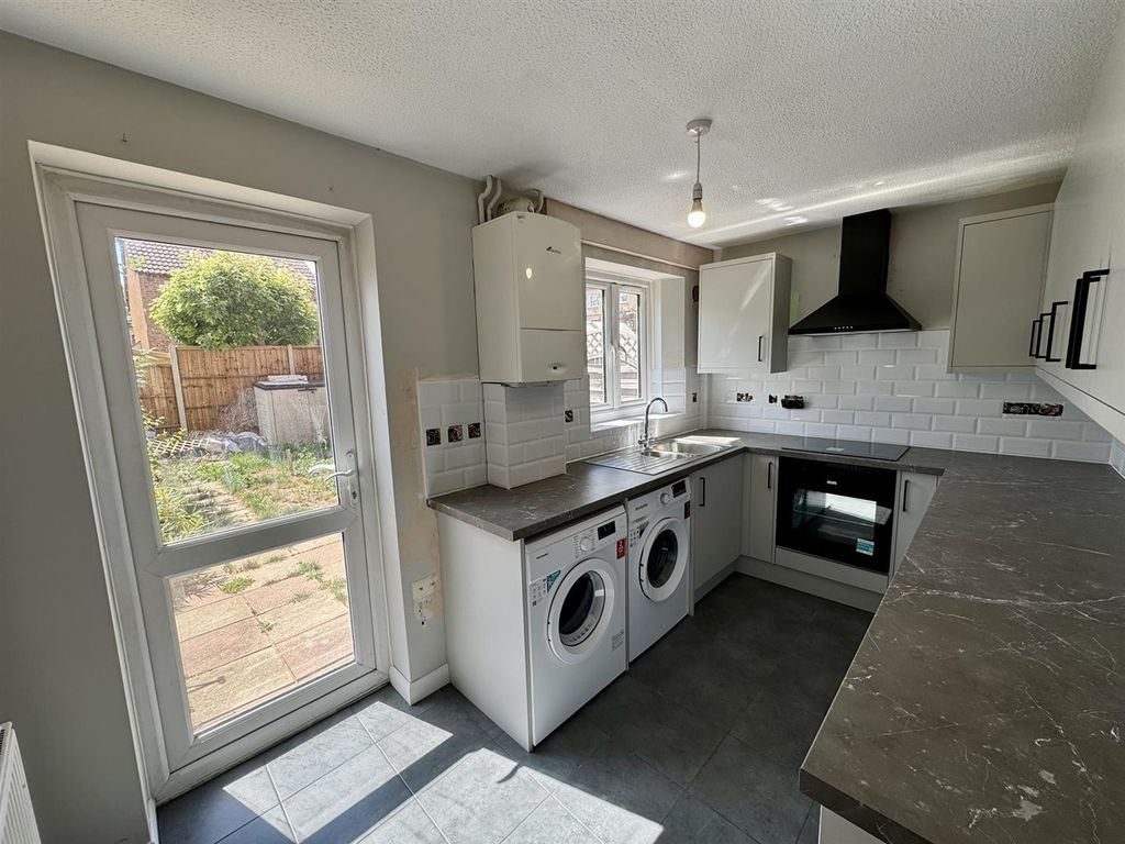 Property photo 3 of 12 Kitchen (2/2)