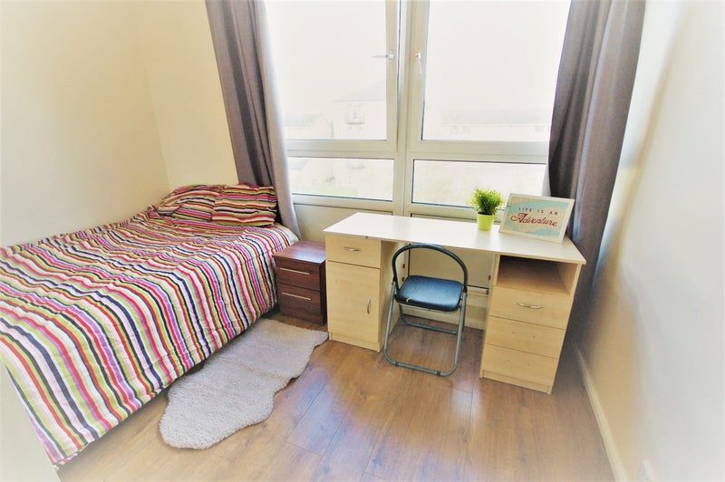 Property photo 2 of 9 Room 4- £800 Available From 11/05/2026