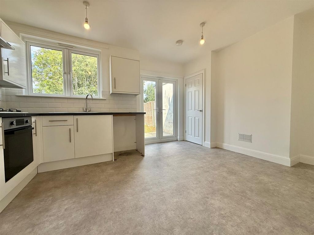 Property photo 3 of 9 Kitchen