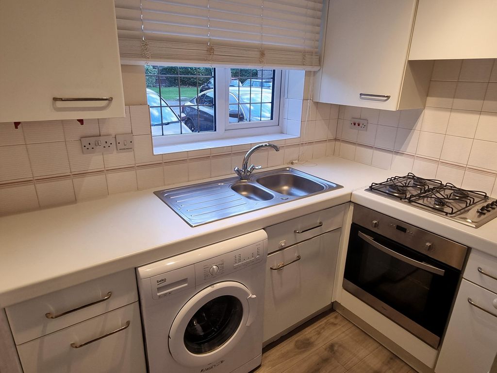 Property photo 3 of 10 Kitchen