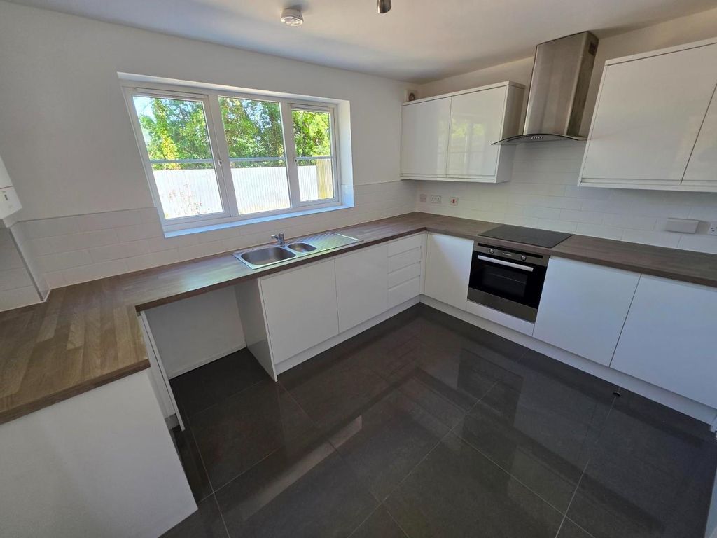 Property photo 3 of 14 Kitchen