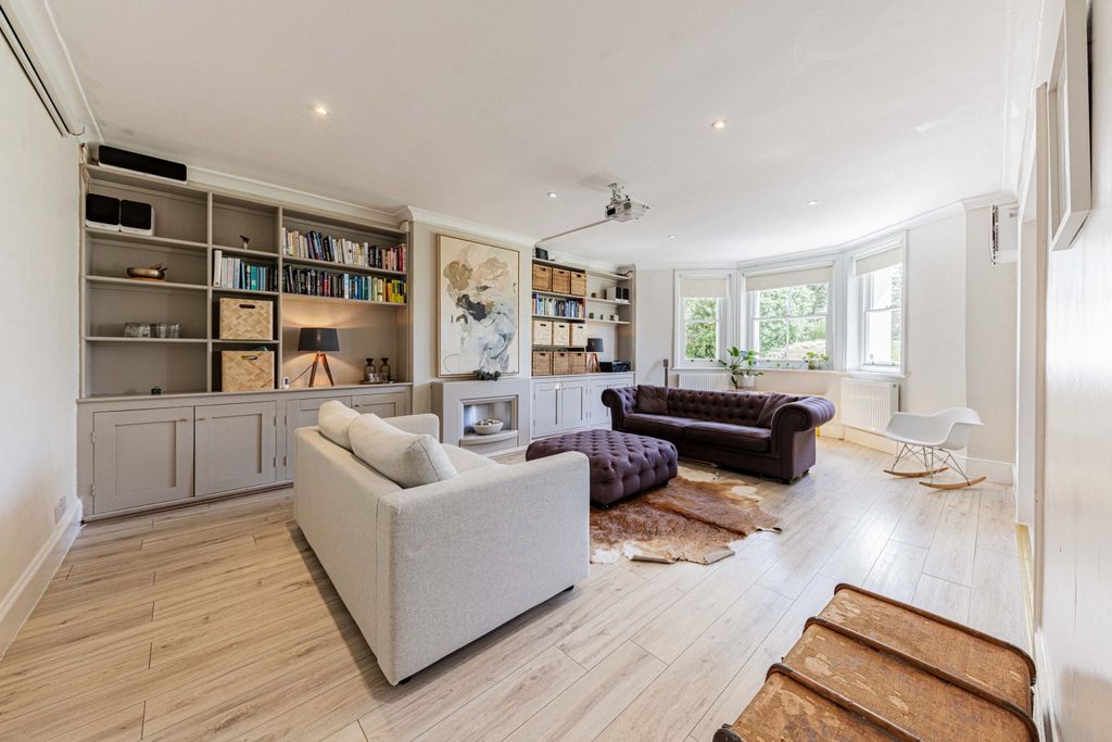 Property photo 3 of 45 Lounge