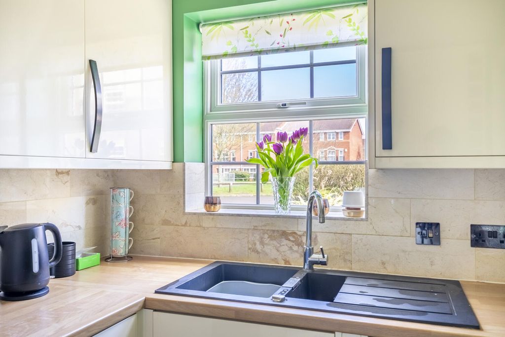 Property photo 3 of 19 Kitchen