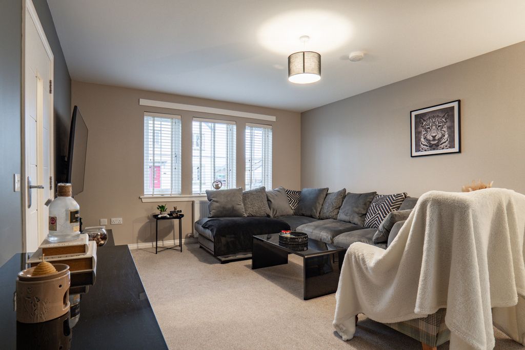 Property photo 2 of 39