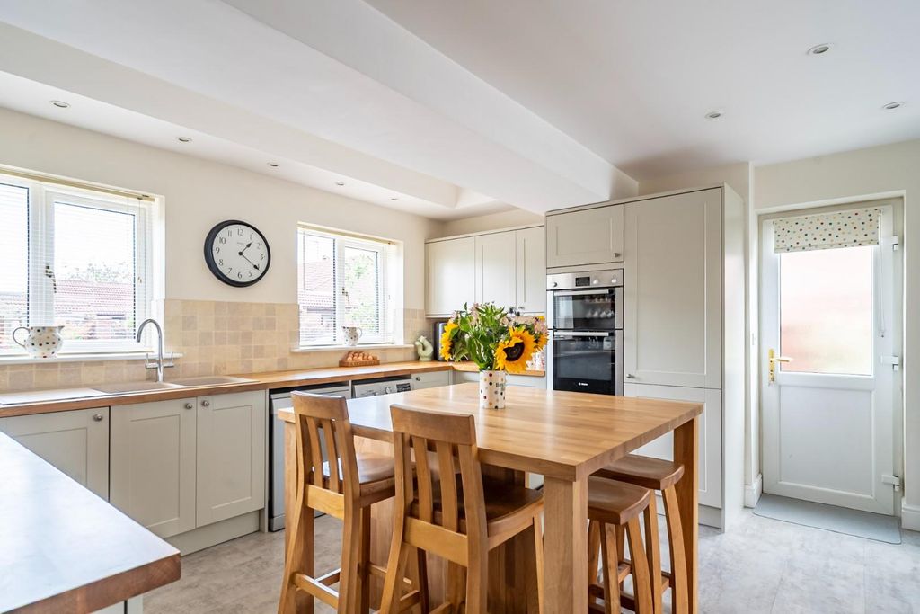 Property photo 3 of 25 Dining Kitchen