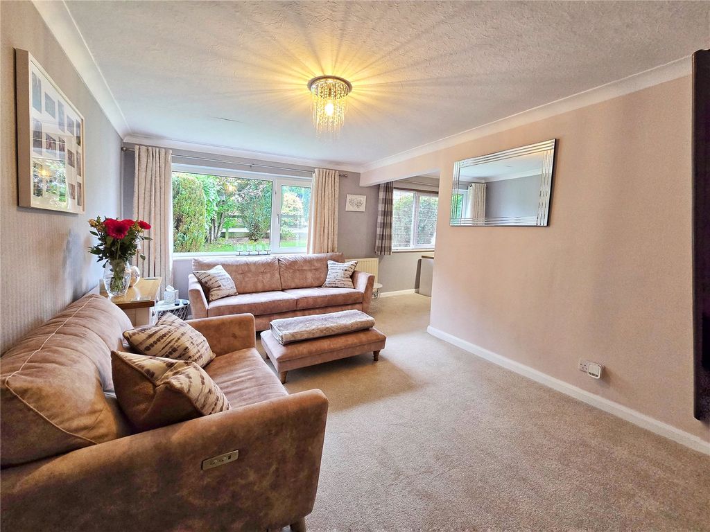 Property photo 3 of 28 Lounge