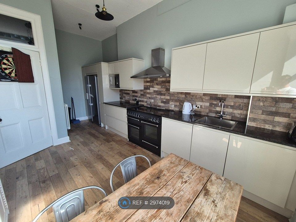 Property photo 3 of 11 Kitchen
