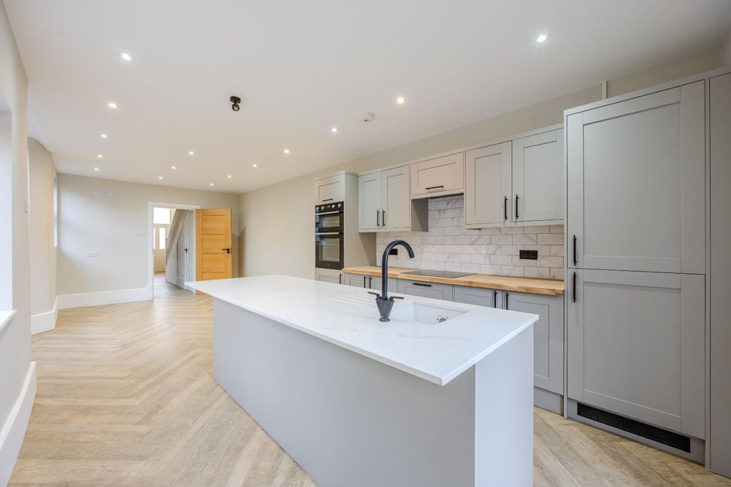 Property photo 3 of 31 Kitchen