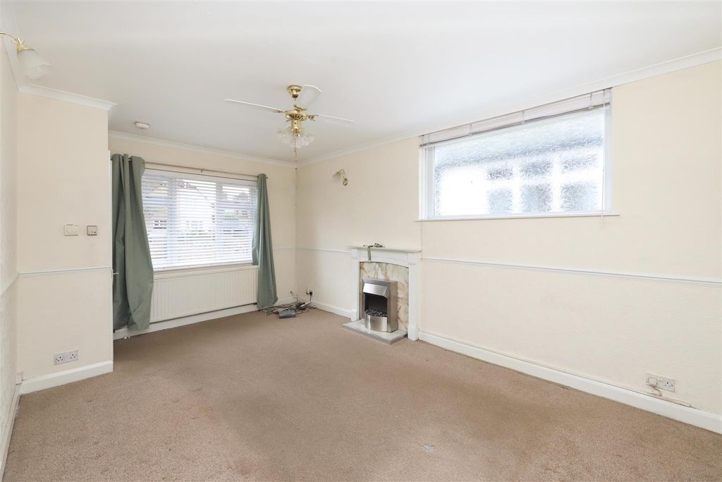 Property photo 2 of 11 Living Room