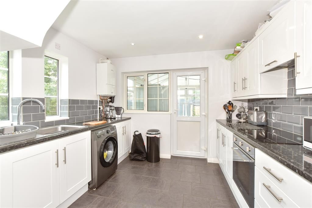 Property photo 3 of 17 Kitchen