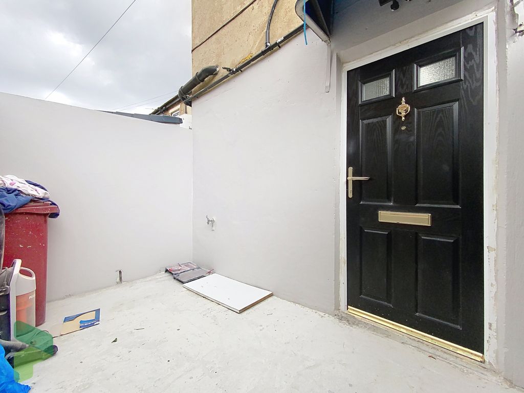 Property photo 3 of 15 Front Entrance And Yard Space