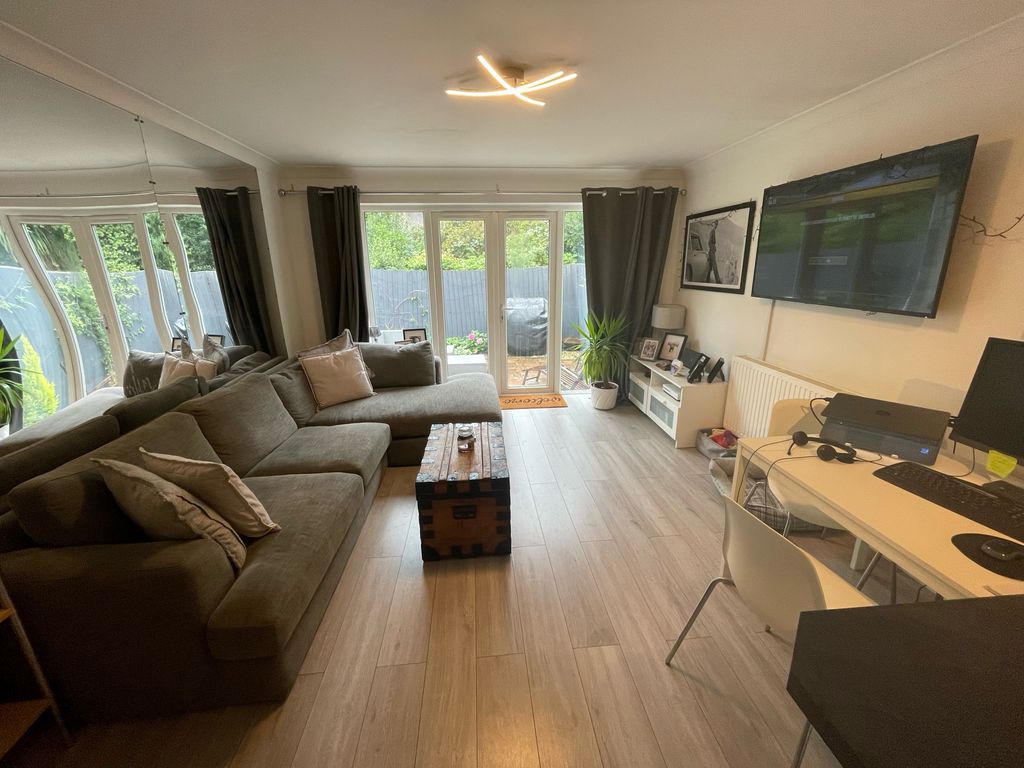 Property photo 3 of 11 Lounge