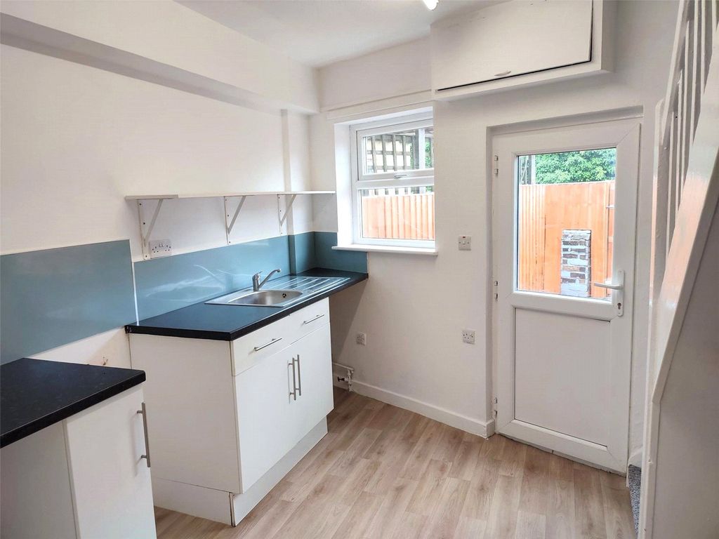 Property photo 3 of 8 Kitchen