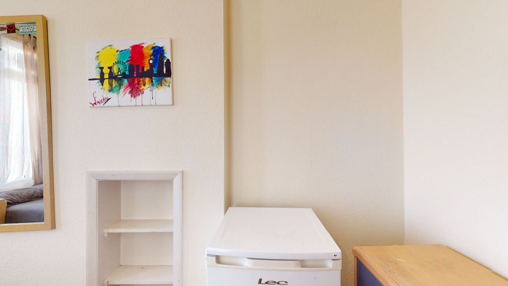 Property photo 2 of 6 Bedroom