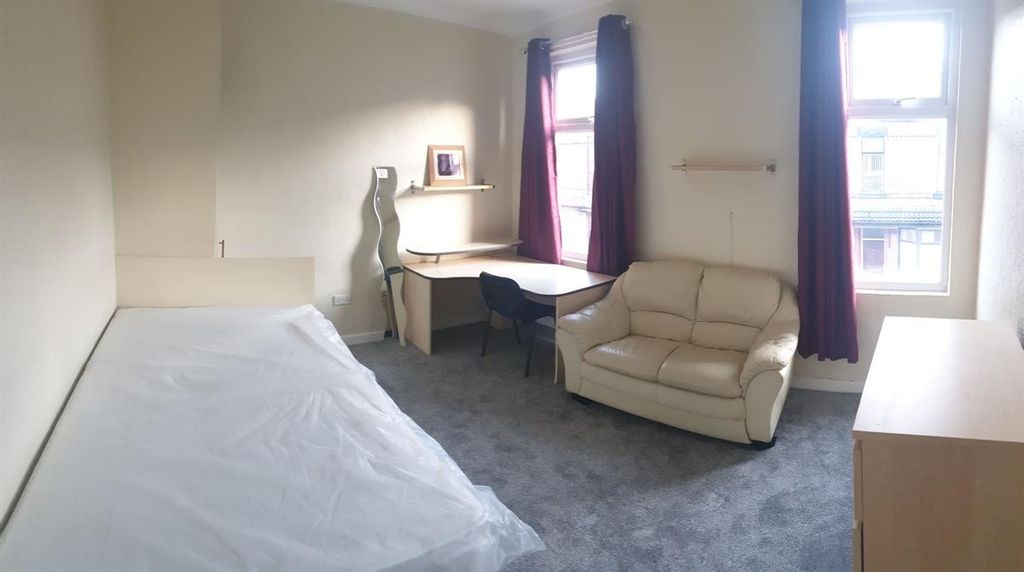 Property photo 1 of 9 Bright, Tidy Double Bedroom With A Comfortable Arm...