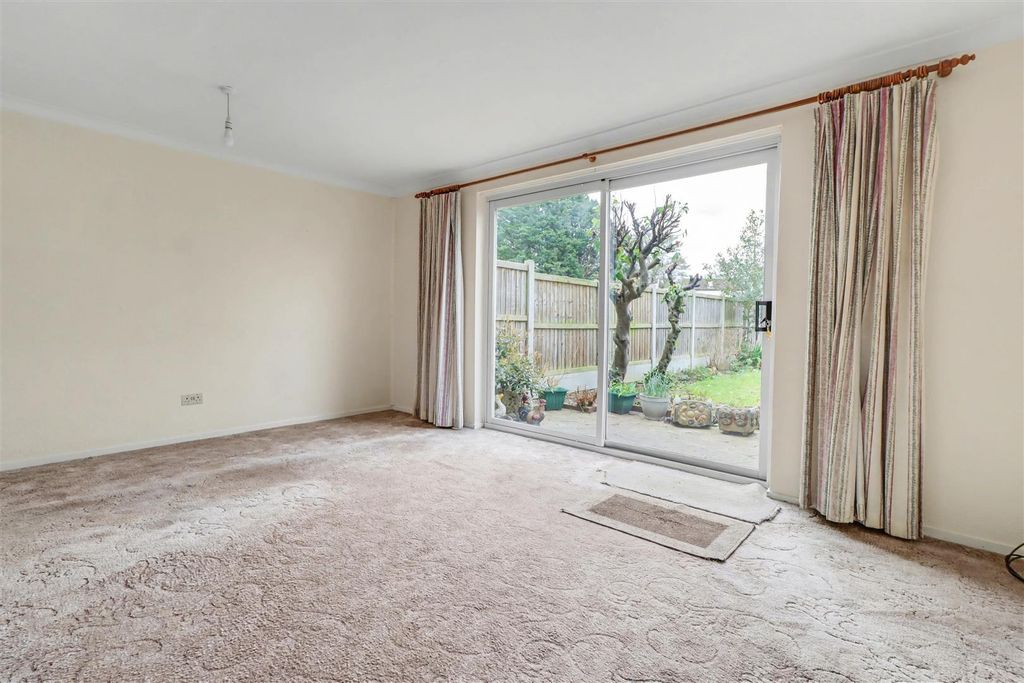 Property photo 2 of 17 22 Rettendon Gardens-2.Jpg