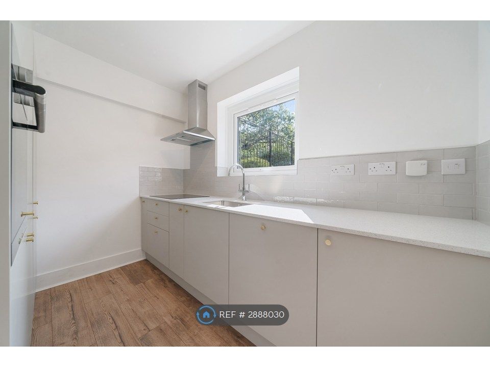 Property photo 3 of 11 Kitchen