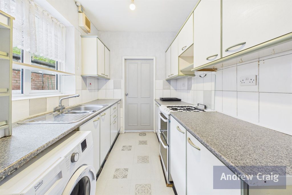 Property photo 3 of 12 Kitchen