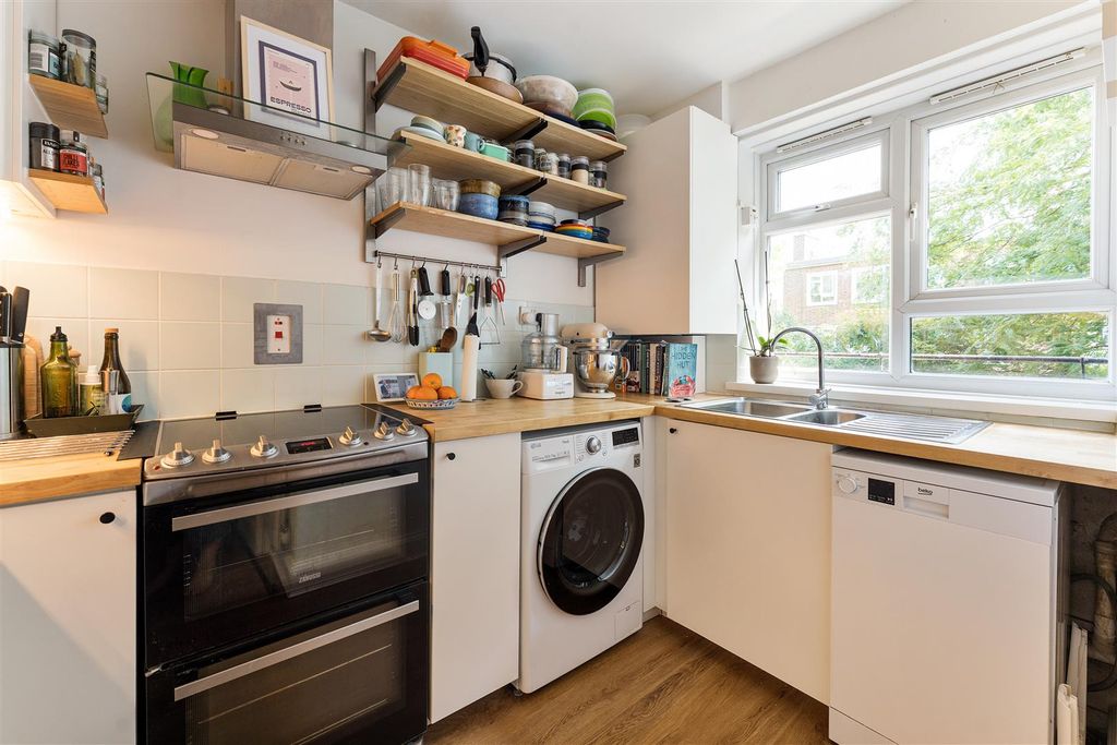 Property photo 3 of 32 King Henrys Walk, N1